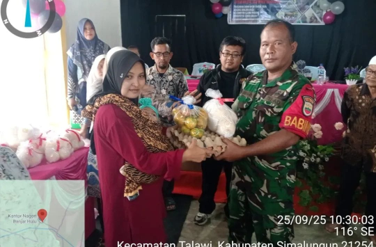 Serda J. Saragih, salurkan PMT bagi balita di Nagori Banjar Ulu(foto; Pendim0207/SML)
