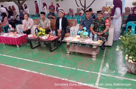 Acara peringatan Maulid Nabi yang dilaksanakan di halaman SMK/SMA Teladan Tanah Jawa, Nagori Balimbingan