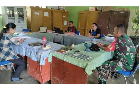 Babinsa Koramil 04/Tigalingga, Sertu R. Damanik, melakukan silaturahmi di SD Negeri 037157 Kendet Liang (foto: Pendim 0206/Dairi)