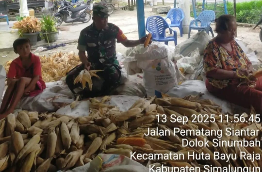 Serda Fh Pasaribu menyertai warga binaannya dalam proses penggilingan jagung