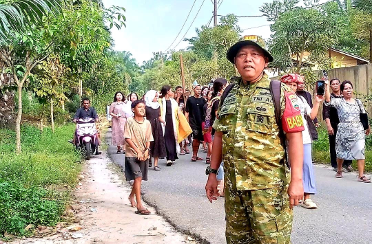 Babinsa Simalungun Dampingi Jalan Salib Via Dolorosa, Wujud Nyata TNI Hadir untuk Masyarakat
