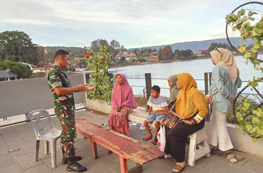 Serda E. Simanjuntak, melakukan kegiatan Komunikasi Sosial (Komsos) bersama para pengunjung di Pantai Bebas Parapat