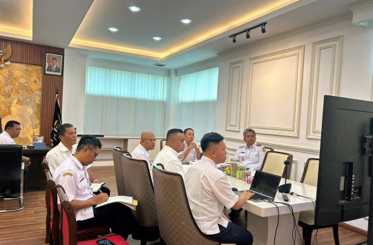 Bupati JTP Hutabarat, Wakil Bupati Deni Lumbantoruan, didampingi Kadis Lingkungan Hidup Heber Tambunan dan Kadis Ketahanan Pangan Longgos Pandiangan saat mengikuti rapat Daring di pimpin LBP pada Rabu 11 Juni 2026.