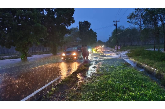 Banjir melanda Jalan Medan, Tapian Dolok ( Kamis, 3/4/2025)