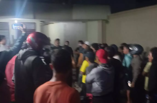 Suasana kediaman pemenangan Wesly dan Herlina usai di serang warga