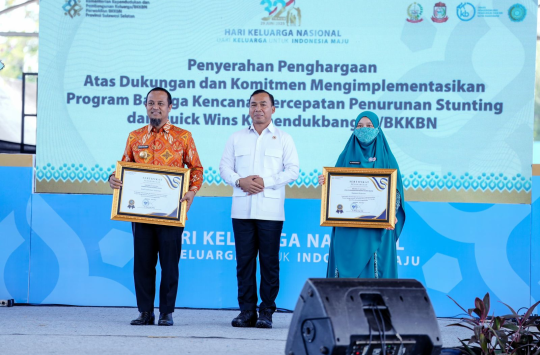 Gubernur Sulsel Andi Sudirman didampingi istri terima penghargaan dari BKKBN Pusat. (Foto: Kabarnas/Rio)