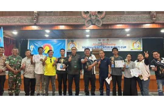 JTP Hutabarat Foto bersama Juara Turnamen Catur Piala Bupati Tapanuli Utara 2025. (Foto: Humas Taput).