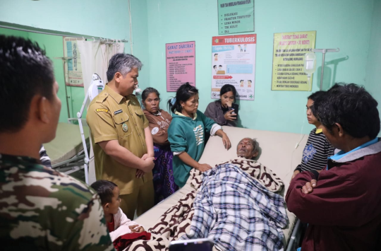 Wakil Bupati, Dr. Deni Lumbantoruan, M.Eng saat menjenguk korban gempa