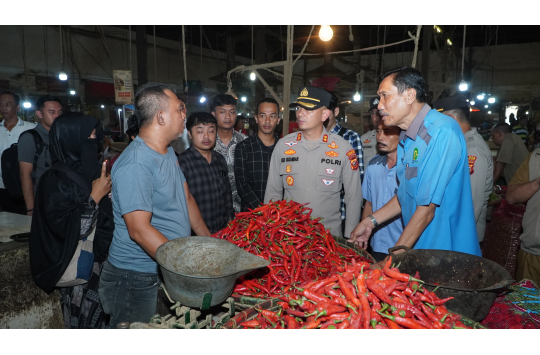 Kapolres Cirebon Kota AKBP Eko Iskandar cek harga bahan pokok di Pasar Jagasatru.