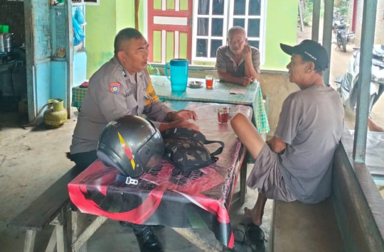 Bhabinkamtibmas Polsek Perdagangan, Aiptu Sagimun saat melaksanakan patroli dialogis sekaligus