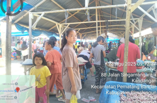 AIPTU Saginun, saat berada di Pajak Tradisional Pematang Bandar melaksanakan patroli dialogis .