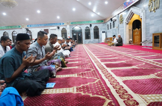 Brigjen TNI Tornado, S.Sos., M.M., memimpin Shalat Subuh berjamaah, doa  untuk keselamatan bangsa  di Mesjid Jenderal Soedirman (Foto :Puspen TNI)
