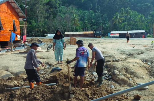 Brimob Batalyon C Aksi Nyata di Batang Toru, Bersihkan Masjid dan Bantu Fasilitas Huntara