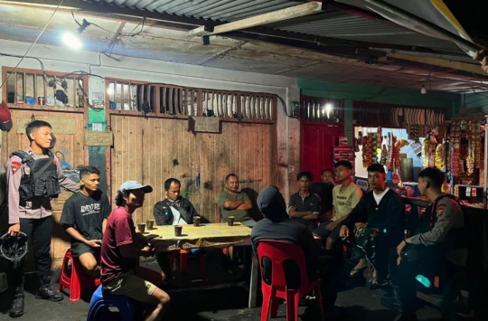 Personel Brimob Polda Sumatera Utara, Kompi 4 Batalyon C, bergabung dalam kegiatan ronda malam (pamswakarsa)  di Desa Ononamele I Lot, Kecamatan Gunungsitoli Selatan (foto: Brimob Sumut)