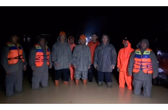 Sat Brimob A Polda Sumut saat tiba di Desa Bukit Mas, Kecamatan Besitang, Kabupaten Langkat untuk mengevakuasi warga terdampak banjir (foto; tangkapan layar video Humas Brimob)