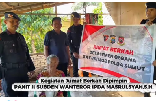 Personel Brimob Polda Sumut saat menyerahkan paket sembako kepada warga di Masjid Ikhlas Ar-Rahman, Medan Tembung, dalam kegiatan Jumat Berkah "Peduli Sesama", Jumat (18/7/2025).(Foto: Tangkapan layar)