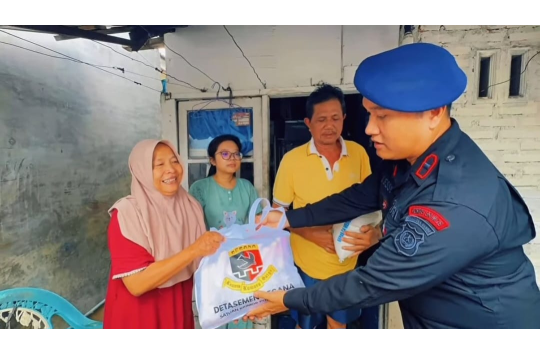 Brimob Polda Sumut Gelar “Minggu Kasih”, Bagikan Sembako untuk Warga Medan Deli