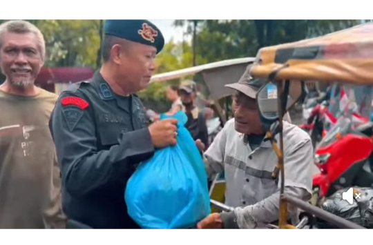 Satuan Brimob Polda Sumatera Utara saat  menggelar aksi sosial bertajuk “Minggu Kasih"