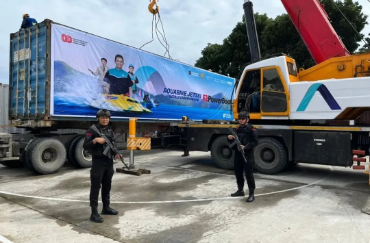 Sat Brimob Polda Sumut saat mengamankan bongkar muat logistik untuk Aquabike World Championship 2025