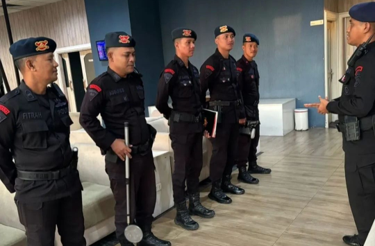 Detasemen Gegana Sat Brimob Polda Sumatera Utara melakukan sterilisasi di Bandara Internasional Kualanamu