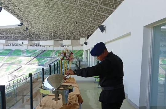 Personel Detasemen Gegana dari Satuan Brimob Poldasu melaksanakan sterilisasi total di Stadion Utama Sumatera Utara