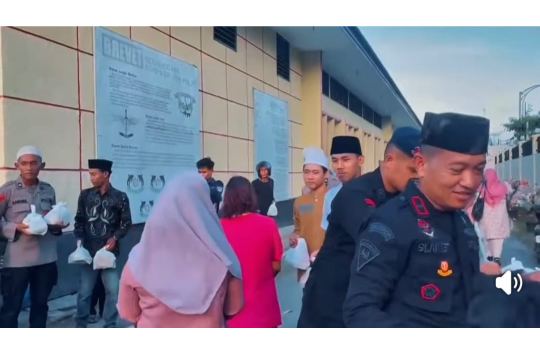 Brimob Polda Sumut Tebar 200 Porsi Takjil, Pererat Kebersamaan dengan Masyarakat di Bulan Ramadhan