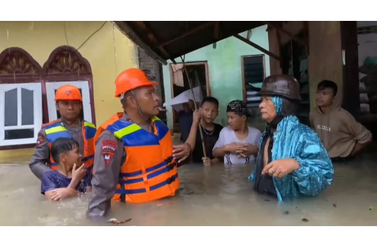 Personil Batalyon B Satuan Brimob Polda Sumut evakuasi warga terdampak banjir di Kota Tebing Tinggi (foto; tangkapan layar vidio humas Brimob)