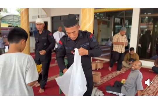 Kompi 2 Batalyon B Satuan Brimob Polda Sumut melaksanakan kegiatan sosial Jumat Berkah di di Masjid Al Jihad, Jalan Jenderal A. Yani, Kota Pematangsiantar. (foto: tangkapan layar)