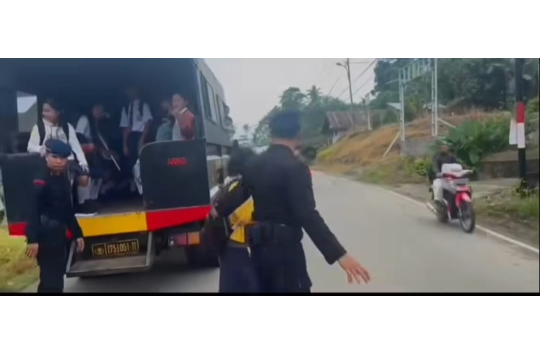 Aksi nyataPersonel Batalyon C Satuan Brimob Poldasu saat mengantar pulang anak sekolah di Desa Ononamolo dan Desa Humene, Kepulauan Nias (foto: tangkapan layar)