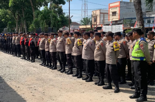 Personel Batalyon B Satuan Brimob Polda Sumut melakukan pengamanan aksi unjuk rasa di wilayah hukum Polres Asahan, tepatnya di sekitar Polsek Simpang Empat