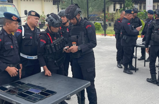 Satuan Brimob Polda Sumatera Utara menggelar pemeriksaan aplikasi judol dan pinjol pada ponsel masing-masing anggota