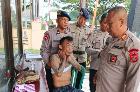 Personel Kompi 2 Batalyon A Pelopor Sat Brimob Polda Sumatera Utara, saat menangkap terduga pengguna sekaligus pemilik narkoba ( Foto: @humaskorpsbrimob )