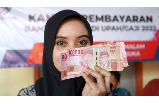 Karyawan menunjukkan uang dari BSU