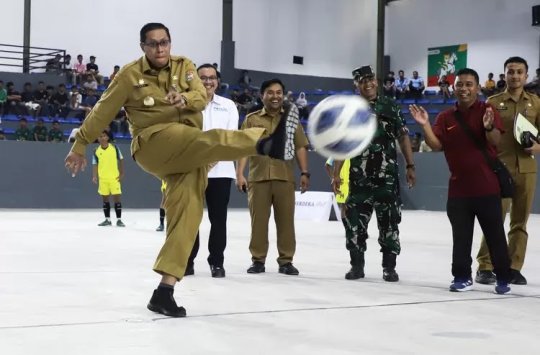 Pjs walikota Pematangsiantar meresmikan kejuaraan futsal tingkat sma