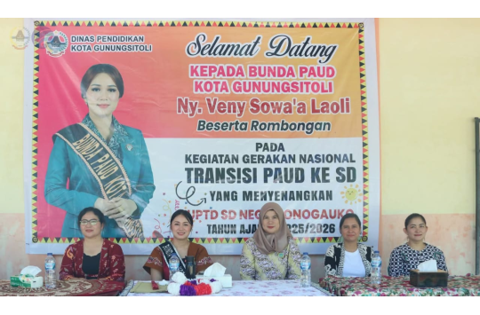 Ny. Venny Sowa’a Laoli saat mengunjungi  UPTD SD Negeri Onogauko, Kota Gunungsitoli.