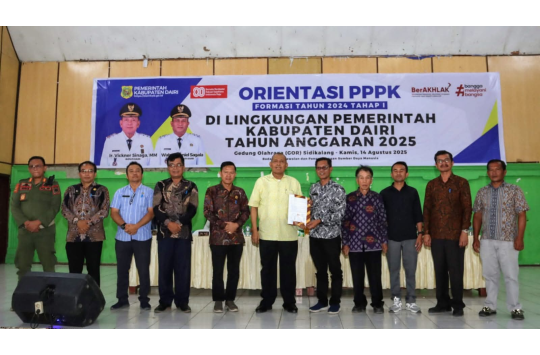 Bupati Dairi, Vickner Sinaga, menyampaikan materi inspiratif dalam kegiatan Orientasi PPPK Tahap I Tahun 2024. (foto: Pemkab Dairi)