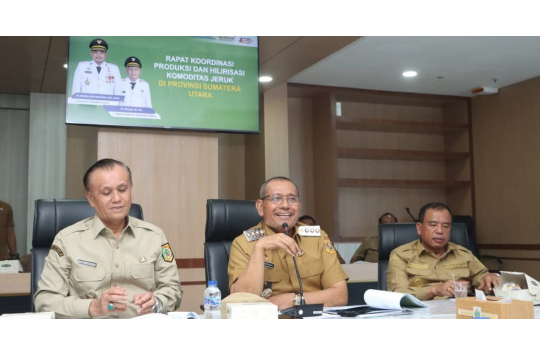 Bupati Dairi, Vickner Sinaga saat menghadiri rapat koordinasi terkait produksi dan hilirisasi jeruk di Ruang Rapat I, Lantai II, Kantor Gubernur Sumatera Utara
