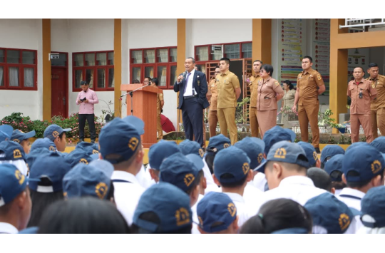 Bupati Dairi, Vickner Sinaga (jas Hitam)  bertindak sebagai pembina upacara saat berkunjung ke ﻿SMP Negeri 1 Sidikalang