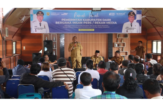 Bupati Dairi, Vickner Sinaga, bersama Wakil Bupati Wahyu Daniel Sagala, menggelar silaturahmi dengan wartawan Kabupaten Dairi di Bahtera Nuh, Taman Wisata Iman (TWI) Sitinjo, Sidikalang