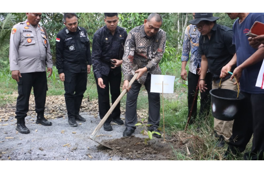Bupati Dairi Ir. Vickner Sinaga melakukan kunker dengan program "Merawat Bumi"