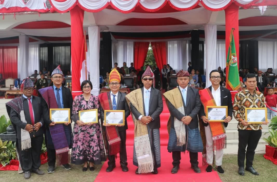 JTP Hutabarat dan Deni P. Lumbantoruan foto bersama Mahasiswa penerima bantuan Pendidikan