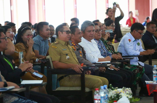 Bupati Taput Dr. Jonius Hutabarat bersama Wabup Dr. Deni Lumbantoruan saat menghadiri pembukaan Jetun Games VI HKBP 2025 di Jetun Silangit, Siborongborong (Loksa Situmeang/ Kabarnas.id)