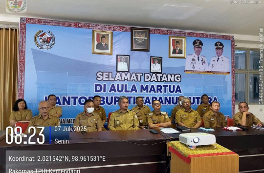 Bupati Taput, JTP Hutabarat dan Wakil Bupati DeniP. Lumbantoruan bersama pimpinan OPD mengikuti rapat secara Virtual yang dipimpin oleh Mendagri.