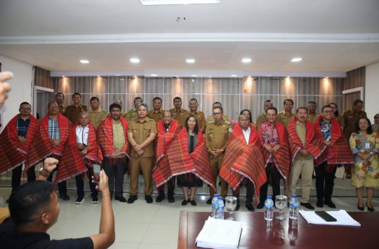 Bupati Taput Dr. Jonius Taripar Hutabarat dan Wakil Bupati Dr. Deni Lumbantoruan berfoto bersama rombongan DPRD Sumut Dapil IX usai kegiatan penyambutan resmi di Aula Martua, Kantor Bupati Taput.( Foto: Loksa Situmeang/Kabarnas.id)