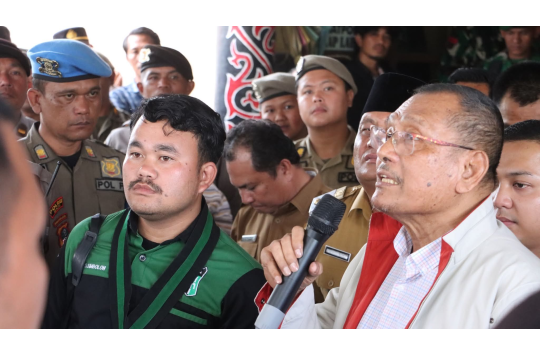 Bupati Dairi Vickner Sinaga bersama Forkopimda saat temui perwakilan dari Aliansi Pemuda dan Mahasiswa Dairi (Foto: Pemkab Dairi)