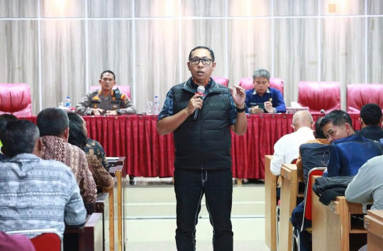 Bupati Tapanuli Utara, JTP Hutabarat bersama Wakil Bupati Deni P. Lumbantoruan memimpin rapat  pengembangan hilirisasi kemenyan di Kabupaten Tapanuli Utara. (Foto: Loksa Situmeang)