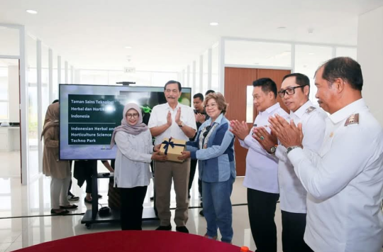 Bupati Taput, JTP Hutabarat saat mendampingi LBP meninjau  TSTH2 di Aek Nauli I, Kecamatan Pollung, Kabupaten Humbang Hasundutan, pada Rabu 07 Mei 2025.(FotomIstimewa).