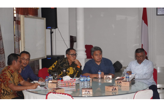 Bupati Dan Wakil Bupati Taput saat memeimpin rakor pelaku usaha serta investor sektor energi baru terbarukan. ( Foto: Loksa Situmeang / Kabarnas.id)