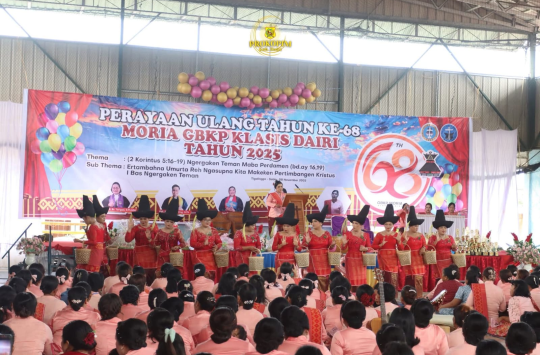 Bupati Ir. Vickner Sinaga bersama Ibu Ketua TP-PKK Kab. Dairi, Ny. Rita Puspita Vickner Sinaga, menghadiri perayaan Hari Ulang Tahun ke-68 dari Moria GBKP Klasis Dairi (foto; Diskominfo)