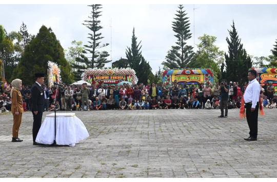Bupati Humbahas, saat memimpin pengambilan sumpah janji pejabat fungsional serta penyerahan SK pengangkatan kepada para PPPK